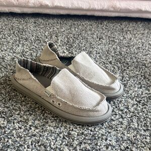 Women’s brand new (no tags) SANUKS SLIDES